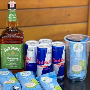 imagem do produto Jack Daniel's Tennessee Apple + 4 Red Bull + 4 Gelo de Sabor