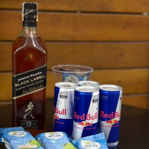 imagem do produto Johnnie Walker Black Label + 4 Red Bull + 4 Gelo de Sabor