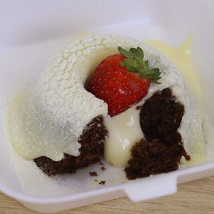 imagem do produto Mini bolo de chocolate com cobertura de leite ninho.