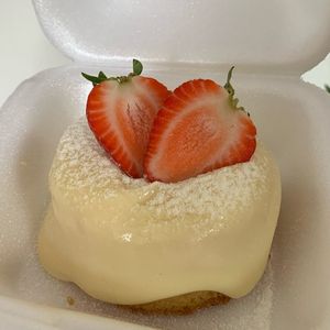 imagem do produto Bolinho Leite Ninho com Morango.