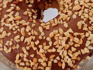 imagem do produto Donuts Chocolate ao leite com castanhas