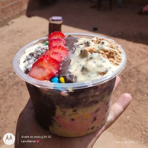 imagem do produto Açaí com morango com leite condensado no pote 500ml 