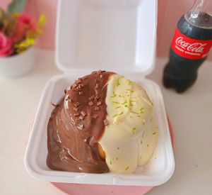 imagem do produto Mini Bolo Vulcão Meio Limão e Meio Chocolate (4 fatias) + Coca Cola 250ml