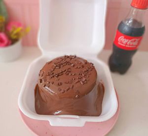 imagem do produto Mini Bolo Vulcão Chocolatudo (4 fatias) + Coca Cola 250ml
