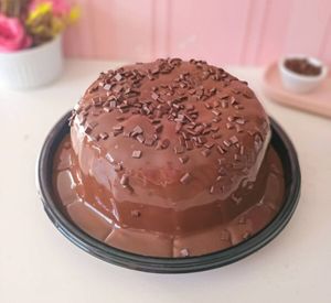 imagem do produto Bolo Vulcão Amanteigado com Cobertura de Chocolate (8 a 10 fatias)