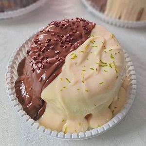 imagem do produto Bolo Vulcão Amanteigado com Cobertura de Limão e Chocolate (8 a 10 fatias)
