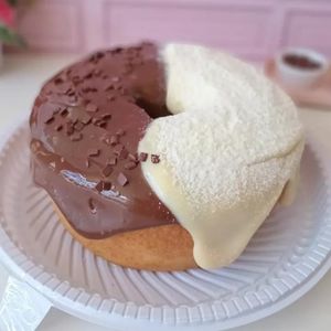 imagem do produto Bolo Amanteigado com Cobertura de Ninho e Chocolate (apenas no topo) (12 a 16 fatias)
