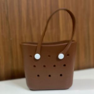 imagem do produto BOLSA CROCS MAROM