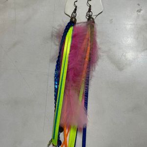 imagem do produto BRINCO COLORIDO PENA CADA