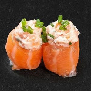 imagem do produto 4 unidades Joe salmão com arroz no centro e creme cheese