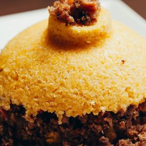 imagem do produto Cuscuz recheado de carne com vinagrete, cheddar, catupiry e azeitona.