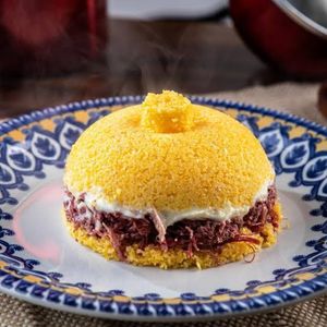 imagem do produto Cuscuz recheado de charque com vinagrete, cheddar, catupiry e azeitona.