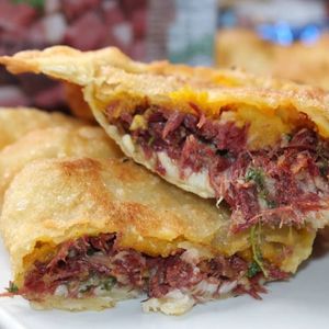 imagem do produto Pastel de charque com catupiry verdura, catchup e maionese.