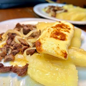 imagem do produto Macaxeira mista com carne, charque assada, queijo, ovo & vinagrete.