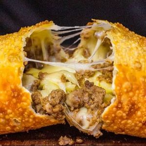 imagem do produto Pastel carne com queijo completo com verdura catchup e maionese.