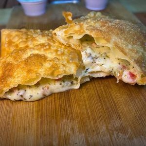 imagem do produto Pastel pizza com verdura, catchup e maionese.