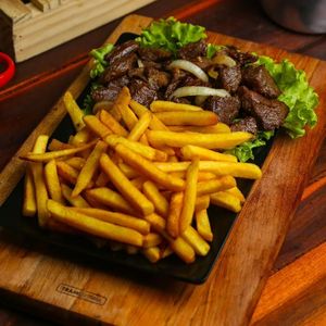 imagem do produto Carne com fritas - acompanha alface, tomate, cebola, catchup & maionese. 