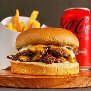 imagem do produto Combo Smash Duplo (Burger Smash Dulpo + Batata Fritas + Coca Lata 350ml)