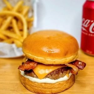imagem do produto Combo Bacon (Burger Bacon + Batata Frita + Coca Lata 350ml)
