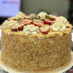 imagem do produto Fatia de Bolo Folhado de Belga Branco e Geléia de Morango.