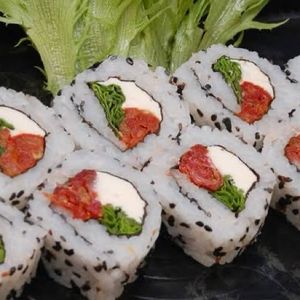 imagem do produto URAMAKI RÚCULA, TOMATE SECO E CREAM CHESSE 