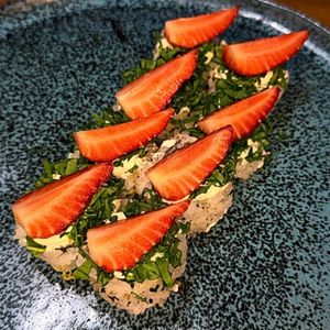 imagem do produto URAMAKI SALMÃO, MORANGO E RÚCULA. 