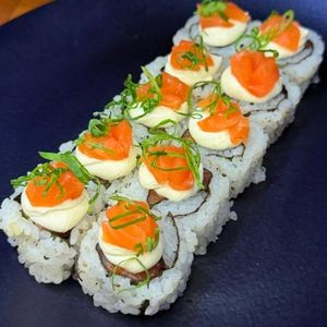 imagem do produto URAMAKI SALMÃO COM CREAM CHESSE 