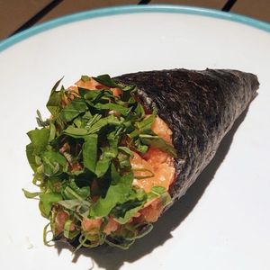imagem do produto TEMAKI SALMÃO COM RÚCULA 