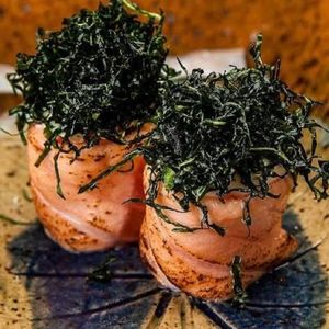 imagem do produto JOE DE SALMÃO MAÇARICADO COM CREAM CHEESE E COUVE