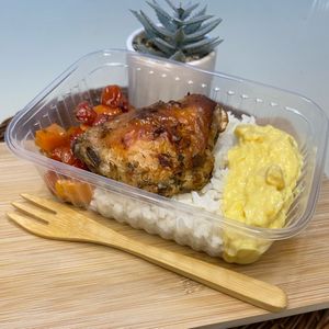 imagem do produto (250g) Sobrecoxa assada com cama de legumes (cebola, cenoura e tomate cereja), creme de milho fit e arroz 