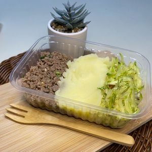 imagem do produto (350g) Carne moída com purê de batata e fios de abobrinha