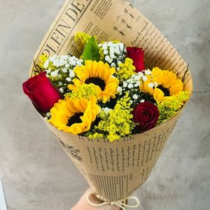 imagem do produto Buquê newspaper com 6 flores