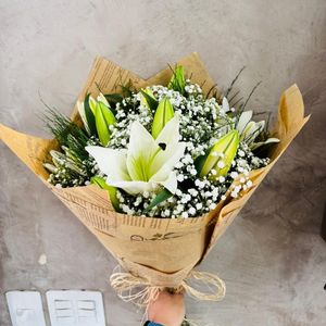 imagem do produto Buquê de lírios no kraft