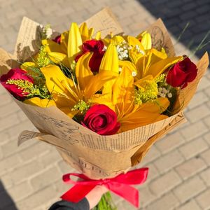imagem do produto Buque Doce Paixão com lirios amarelos