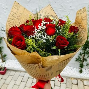 imagem do produto Buquê 12 rosas tradicionais no kraft