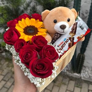 imagem do produto Coração de rosas e girassol com pelúcia e chocolate