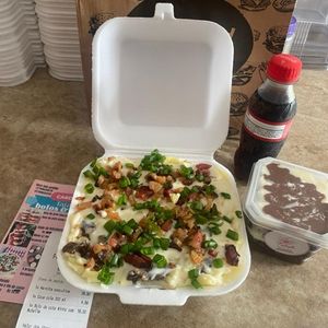 imagem do produto Batata recheada com bolo de pote e coca 200 ml 