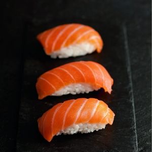 imagem do produto NIGUIRI SALMÃO FLAMBADO 