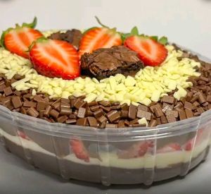 imagem do produto Surpresa na travessa Morango e brownie (P)