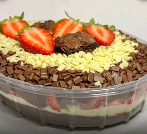 imagem do produto Surpresa na travessa Morango e brownie (G)