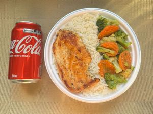 imagem do produto Frango Grelhado & Legumes + lata Coca normal + R$ 14,99 leve outra marmitex