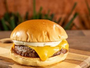 imagem do produto Hambúrguer kids+refrigerante 200ml