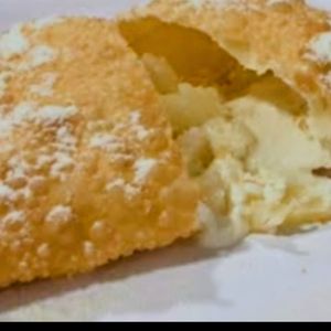 imagem do produto PASTEL MÉDIO DE CREME DE CHOCOLATE BRANCO COM COOKIES