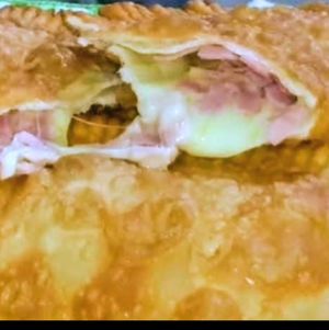 imagem do produto PASTEL MÉDIO DE PRESUNTO E QUEIJO