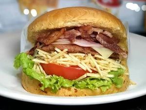 imagem do produto 1 X-tudo+ batata pequena 100gm + refrigerante lata.