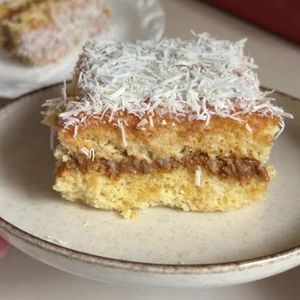 imagem do produto Bolo doce de leite com coco ralado (pote)