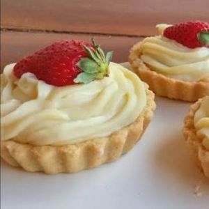 imagem do produto Tortinha de morango (tanto com chocolate branco tanto com chocolate preto)