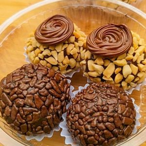 imagem do produto Kit com 4 brigadeiros gourmet enrolados 