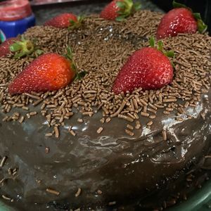 imagem do produto Bolo de brigadeiro com morango 