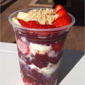 imagem do produto Açaí com morangos 300ml (no copo)